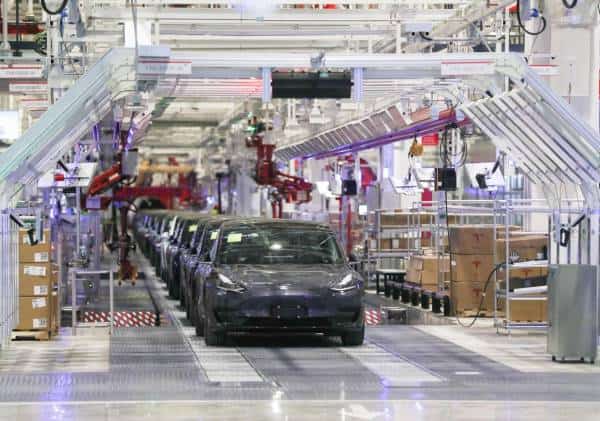 שיבושים במפעלי טסלה בסין בעקבות התפרצות נגיף הקורונה