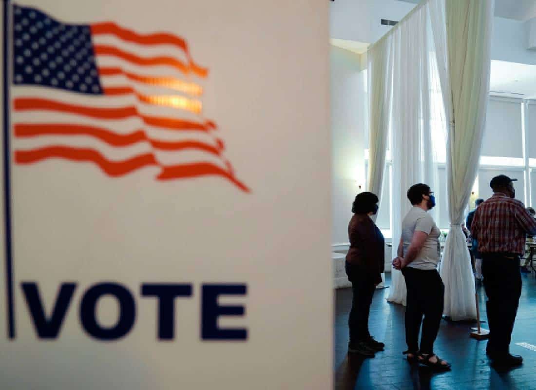הפתעה בקליפורניה הליברלית: רוב הבוחרים תומכים בדרישה להוכחת אזרחות
