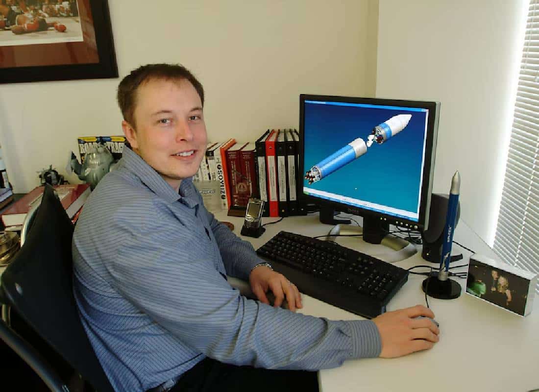 חשיפה: אילון מאסק עבד באופן לא חוקי בארה"ב בתחילת דרכו