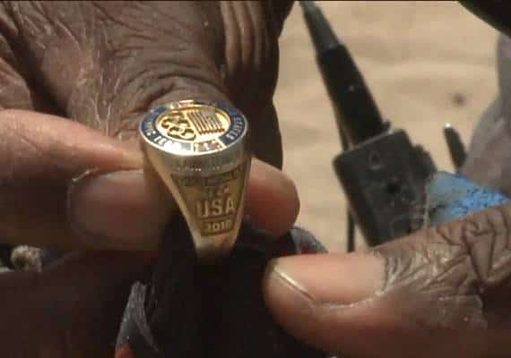 צפו: כך אותרה טבעת מהאולימפיאדה בחופי קליפורניה