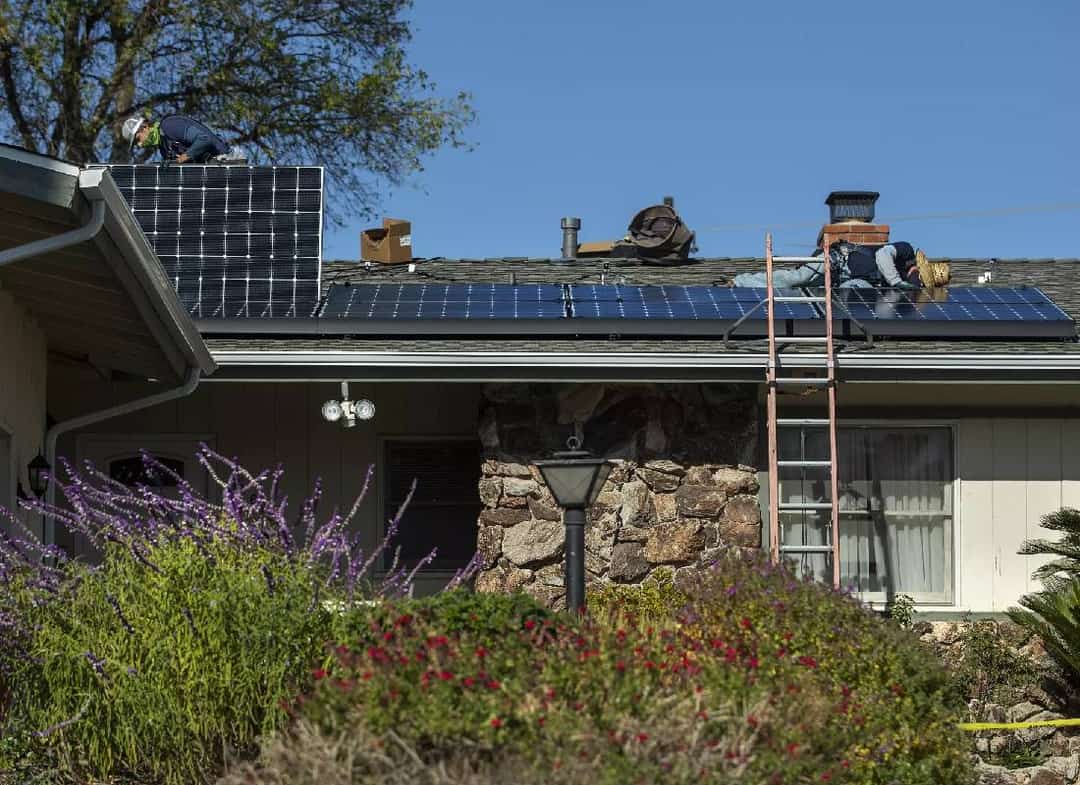 לעולם בעקבות השמש: רשויות קליפורניה פועלות לקצץ בהטבות לבעלי פאנלים סולאריים