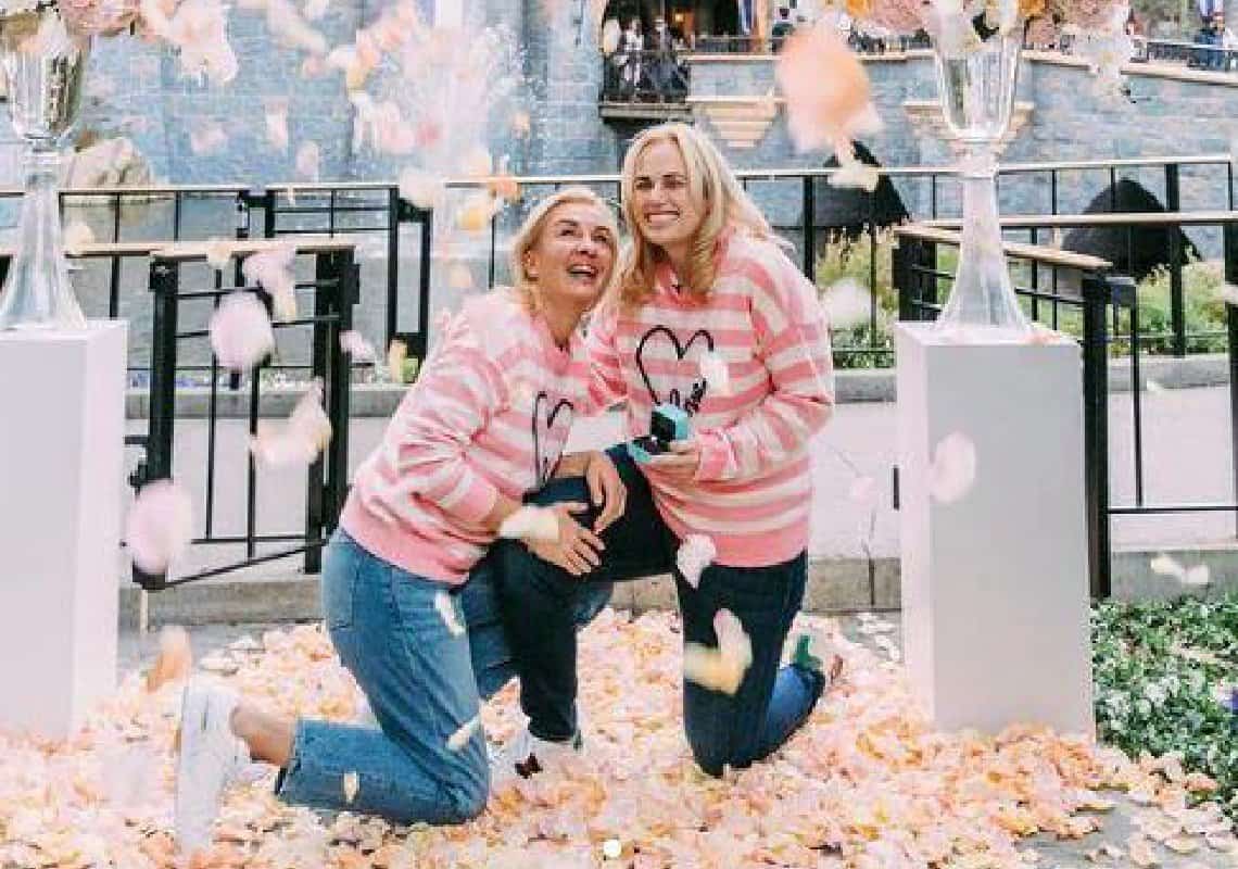 היא אמרה ״איי דו״: רבל ווילסון ובת זוגה התארסו