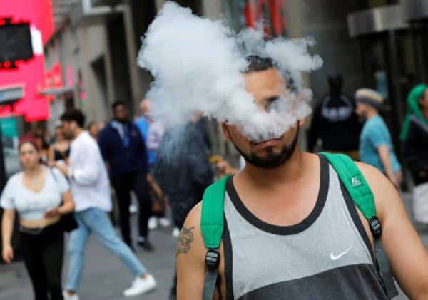 ממשל טראמפ מחריף את המאבק כנגד מגפת ה'וייפינג': מתכוון "לנקות" את שוק הטבק בטעמים