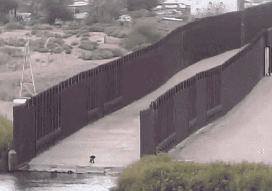 תיעוד עצוב: בן שנה מגואטמלה ננטש בגבול עם ארה"ב 