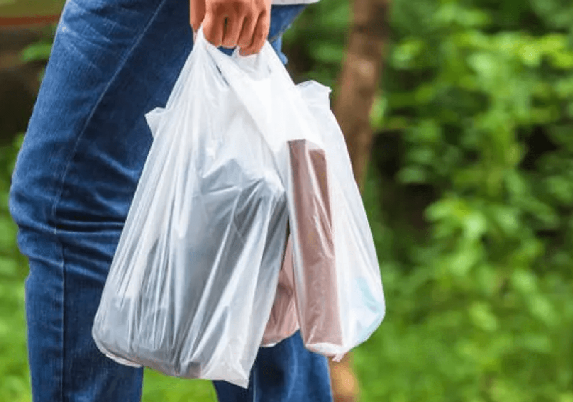 מושל קליפורניה הכריע: איסור מוחלט על שקיות פלסטיק