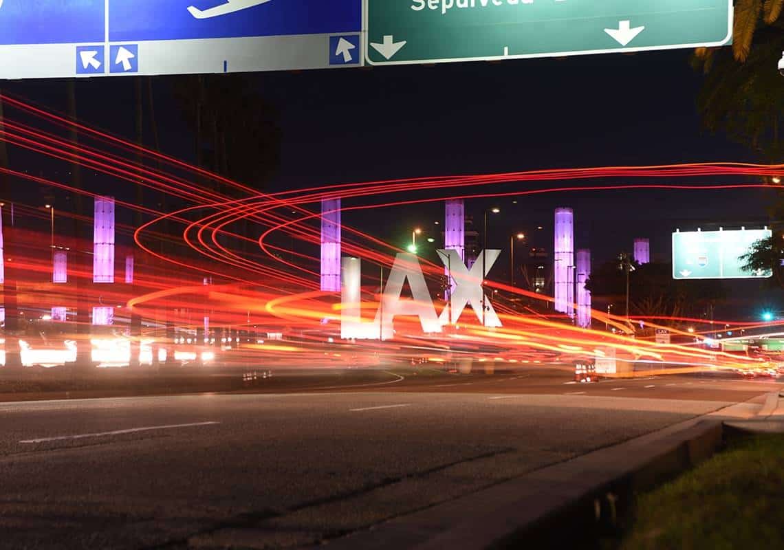 "הכניס אותי למעלית והורה לי להרים את החולצה": נוסעת הותקפה מינית ע"י מאבטח בנמל התעופה בלוס אנג'לס