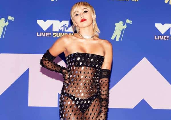 “אני ערומה לגמרי אבל אני הופכת את זה לאופנה": מיילי סיירוס מככבת טופלס על השער של "Rolling Stone"