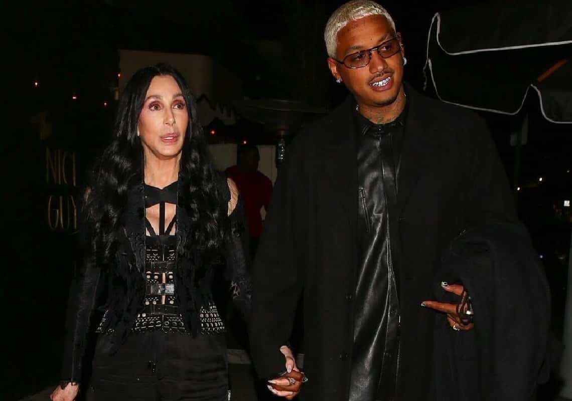 זוגיות חדשה? הזמרת שר צמודה למפיק מוזיקלי הצעיר ממנה ב-40 שנה