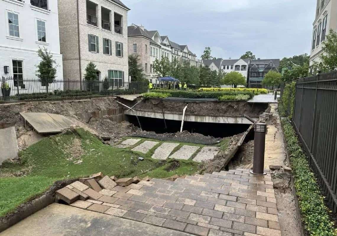 צפו: קרקע קרסה בקהילה עשירה בטקסס