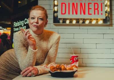 בלי טריקים ובלי מבצעים: רשת העוף המטוגן שעקפה את KFC - ועושה את דרכה לצמרת