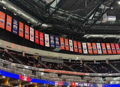 לידה ביציע האיצטדיון: אישה ילדה בזמן משחק הוקי וזכתה בניצחון הגדול ביותר של הלילה