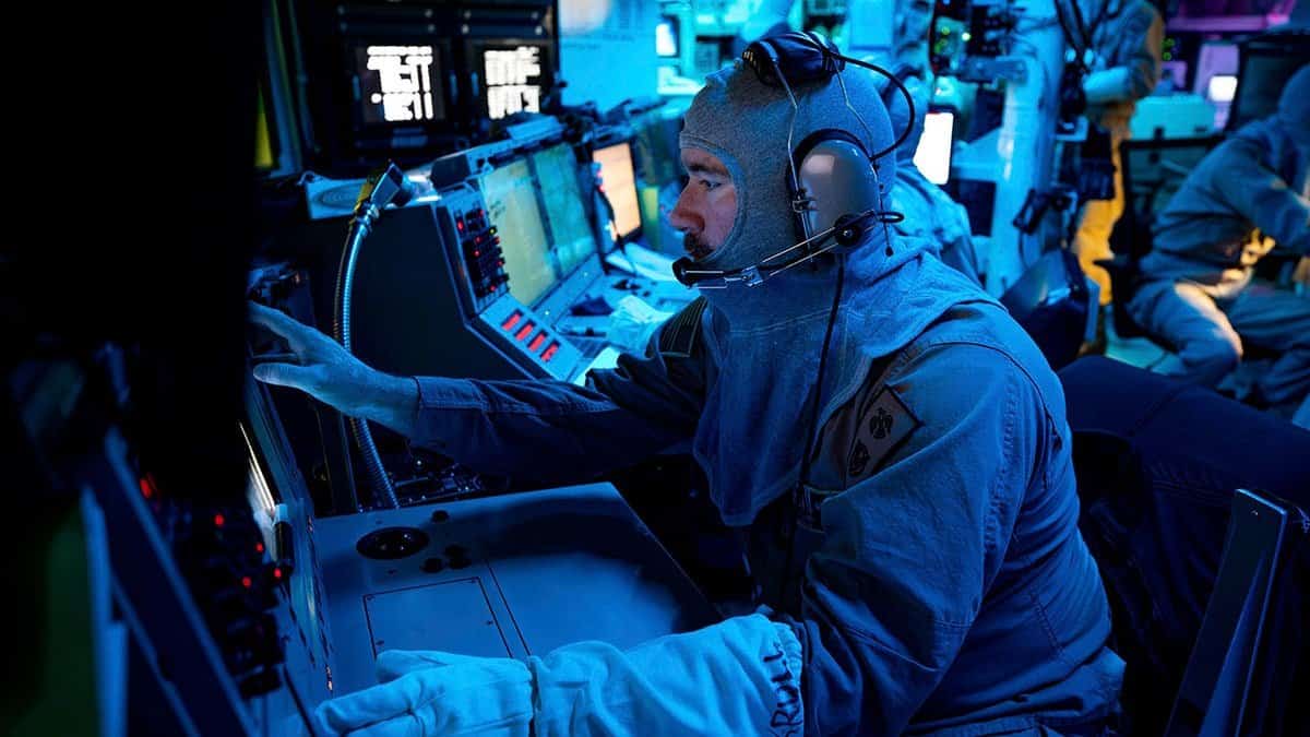 אש חסרת-תקדים בים האדום: ספינות אמריקאיות תחת מתקפה תימנית מאסיבית