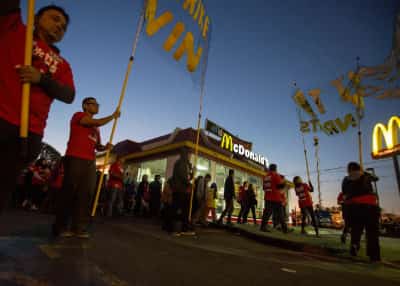 עשרות אלפי משרות נעלמו: שכר המינימום החדש בקליפורניה גובה מחיר כבד