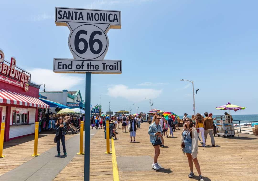 בתוך יממה אחת: עלונים אנטישמיים הופצו ב-7 בתי ספר בסנטה מוניקה