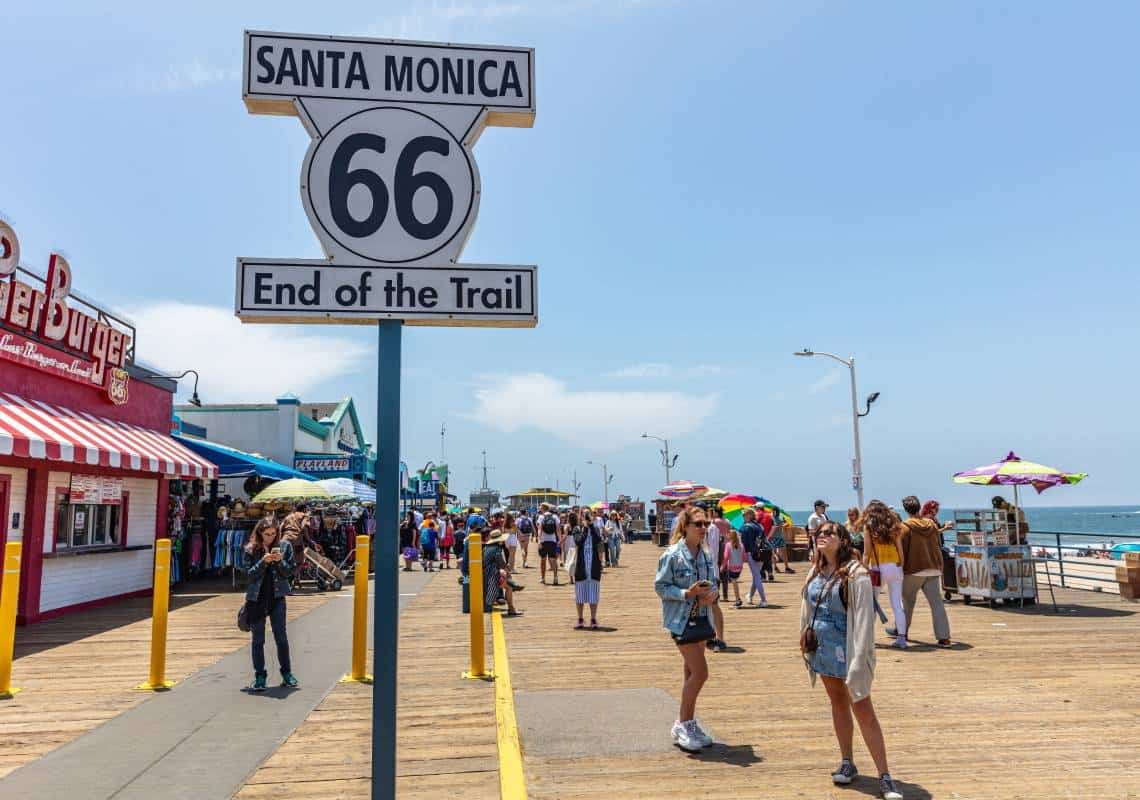 בתוך יממה אחת: עלונים אנטישמיים הופצו ב-7 בתי ספר בסנטה מוניקה