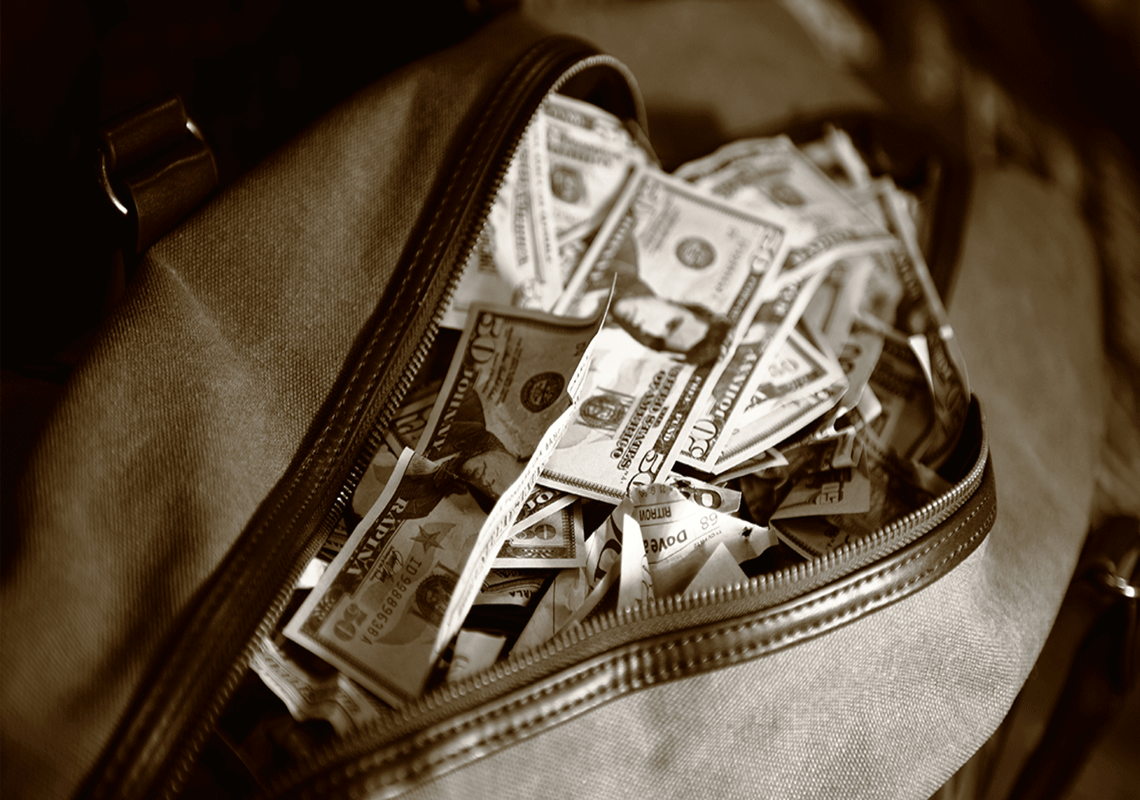 מה אתם הייתם עושים? אדם מצא ברחוב תיק עם אלפי דולרים ולקח אותו לביתו - הוא לא ציפה למצוא עצמו לפתע אזוק במעצר 