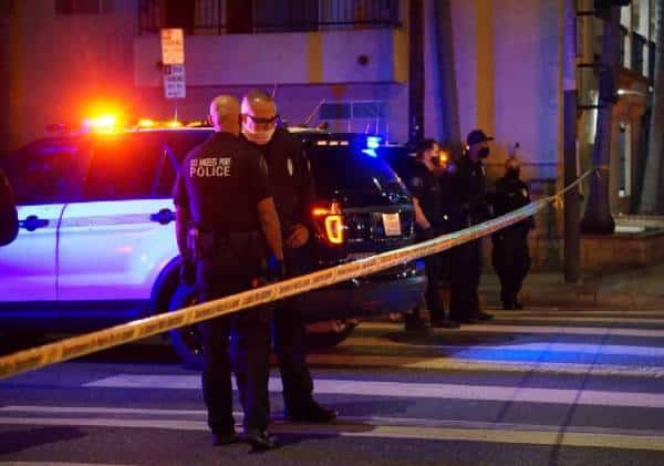 בלב תחנת משטרה בלוס אנג'לס החשוד השתלט על אקדחו של השוטר, וירה בראשו - "כרגע מדובר בנס"