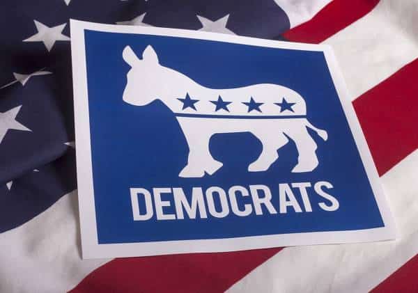 גרף לכיסו מאות אלפי דולרים: בן 80 מואשם בהונאת תורמים למועמדים דמוקרטיים