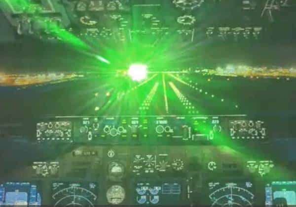 תעלומה בניו יורק: מי מסנוור בלייזר מטוסים שנוחתים ב-JFK?