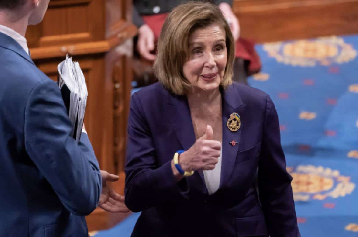 צפו - ‏"שיכורה זקנה ועצובה": ננסי פלוסי הובכה באירוע פומבי, "את בדרך לגיהנום"