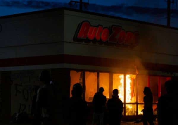 המחאה מתפשטת, כבישים בלוס אנג'לס נחסמו: מהומות ג'ורג' פלויד החלו אך האם הם ייעצרו?