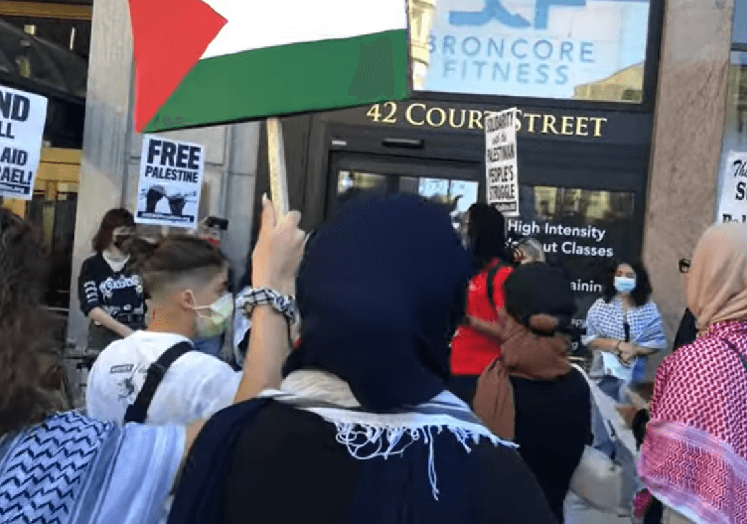 ארגון לזכויות יהודים קורא לאונ' בבוסטון לחקור עצרת פרו-פלסטינית אלימה