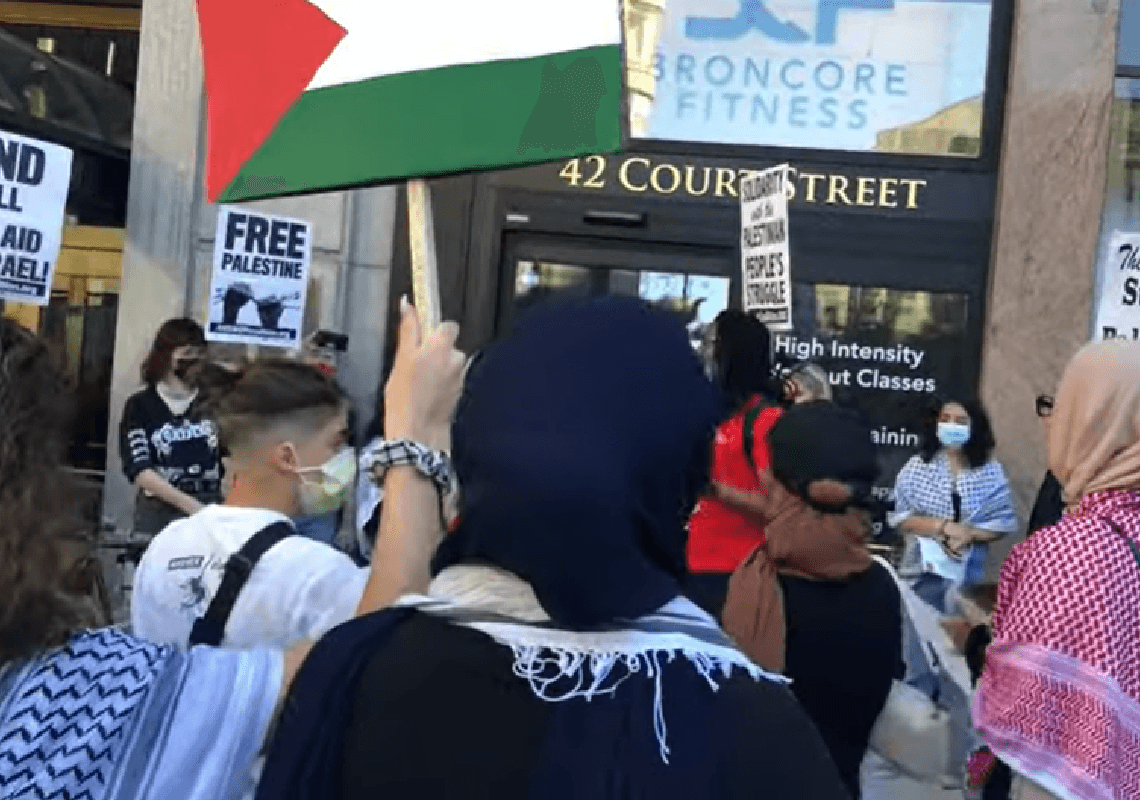 ארגון לזכויות יהודים קורא לאונ' בבוסטון לחקור עצרת פרו-פלסטינית אלימה