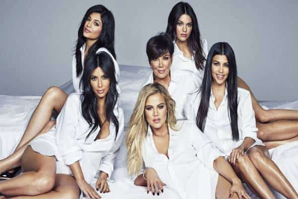 יש תיאוריית קונספירציה חדשה בעיר: בנות משפחת קרדשיאן משלמות לצלמי הפפראצי