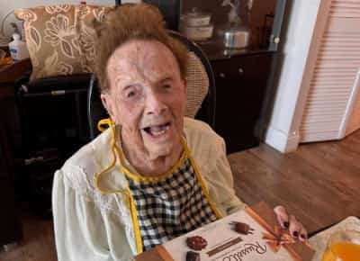 מאה ועשר שנים של זיכרון: ניצולת השואה המבוגרת במיאמי מזכירה לעיר שלמה מה אסור לשכוח