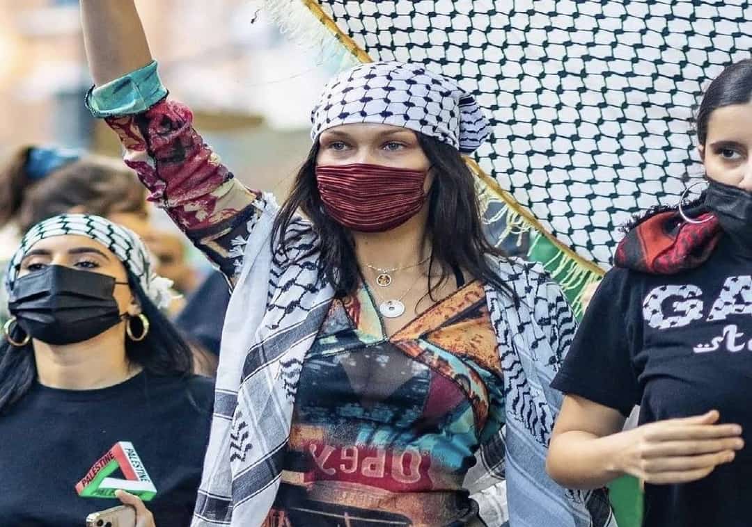 עם דגלי פלסטין וכאפייה: בלה חדיד יצאה להפגין נגד ישראל 