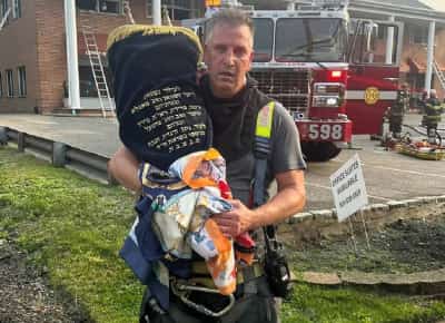 כבאי יהודי רץ לתוך בית חב"ד הבוער והציל ספר תורה: עבורי זה כמו הצלת חיי אדם