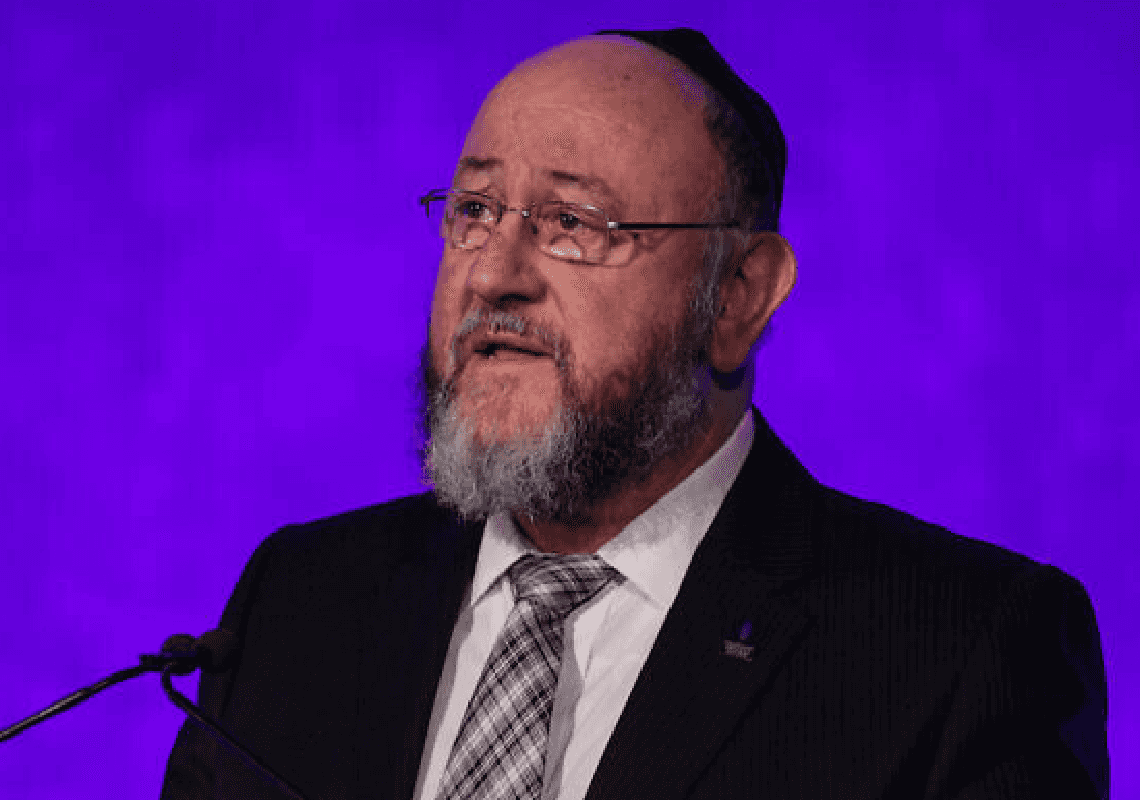 בריטניה משעה משלוחי נשק לישראל – הרב הראשי האנגלי תקף: "מעודד את אויבינו המשותפים"