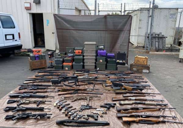 קליפורניה: עבירת תנועה הובילה למציאת עשרות כלי נשק וכמות גדולה של סמים