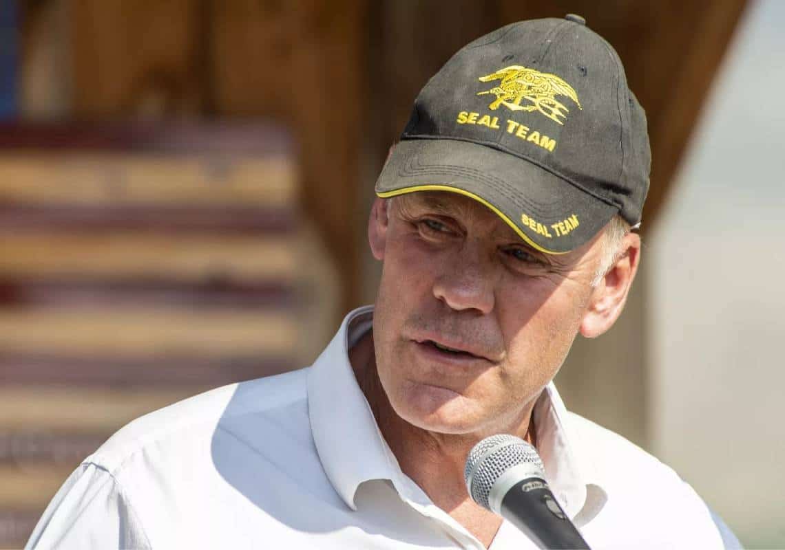 "ניצל את מעמדו כדי לקדם אינטרס אישי": ביקורת קשה נגד שר הפנים הראשון של טראמפ