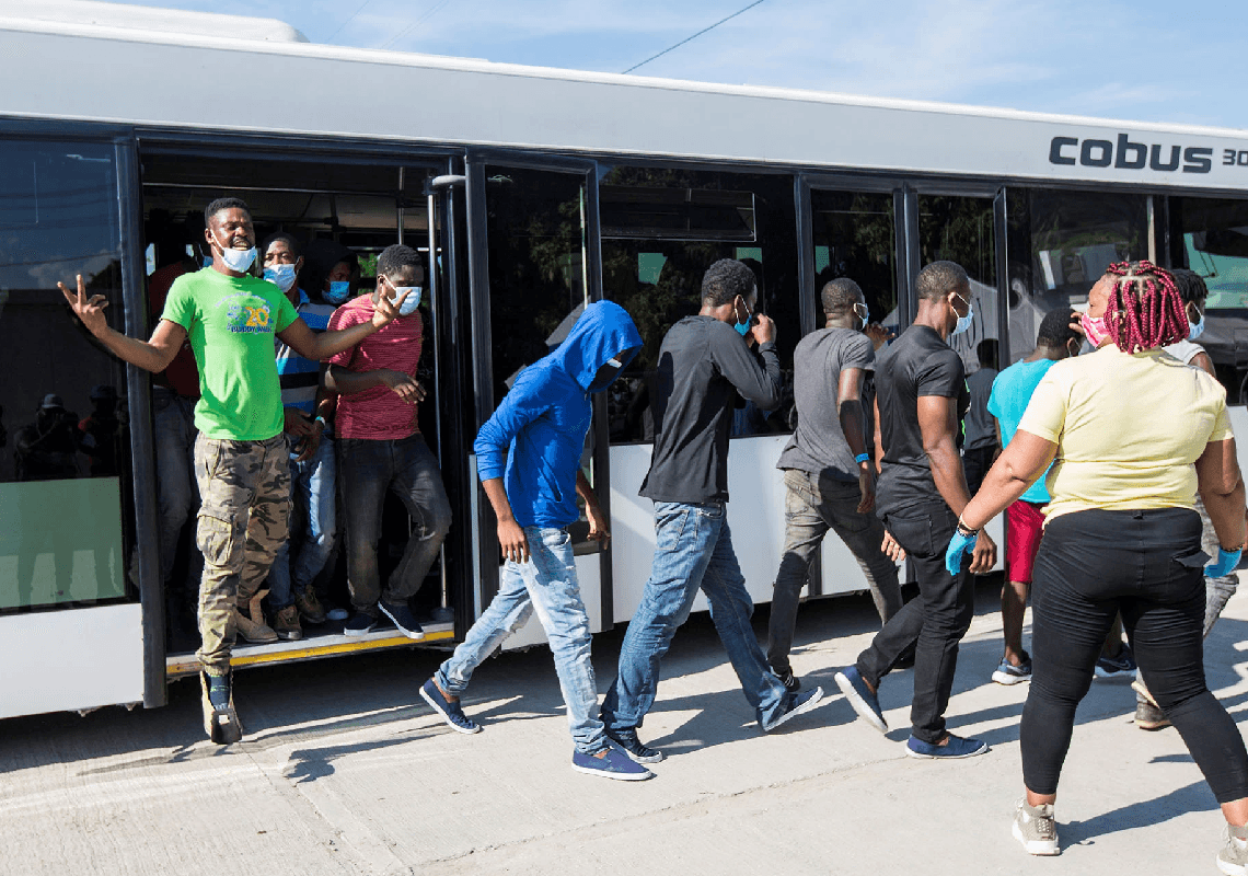 מהגרים מהאיטי הובלו לטיסת גירוש - וחטפו את האוטובוס 