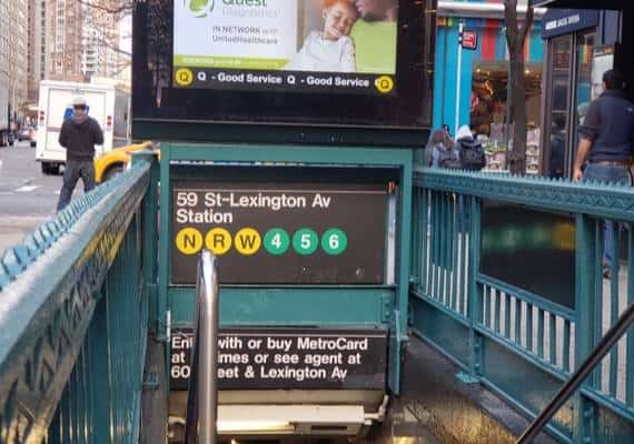 "לא עשיתי כלום": האשימה גבר במעשה מגונה ברכבת התחתית - ודקרה אותו