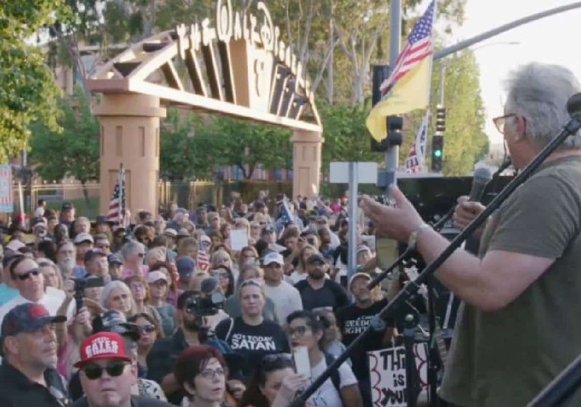 צעדת הורים נגד דיסני: "דיי לחינוך הלהט"בי לילדים קטנים" 