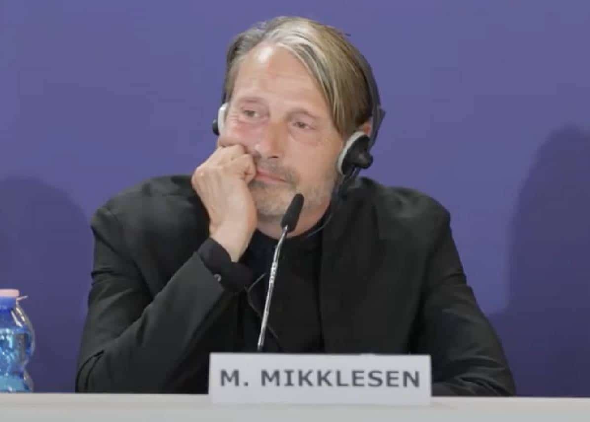 השחקן נראה נבוך לאחר שהעיתונאי שאל מדוע אין שחורים בדרמה האירופית שלו מהמאה ה-18‏