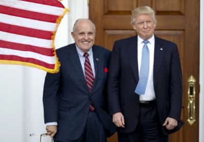 טראמפ העניק חנינה לרודי ג'וליאני ולעשרות מקורבים נוספים שניסו להפוך את תוצאות הבחירות ב-2020