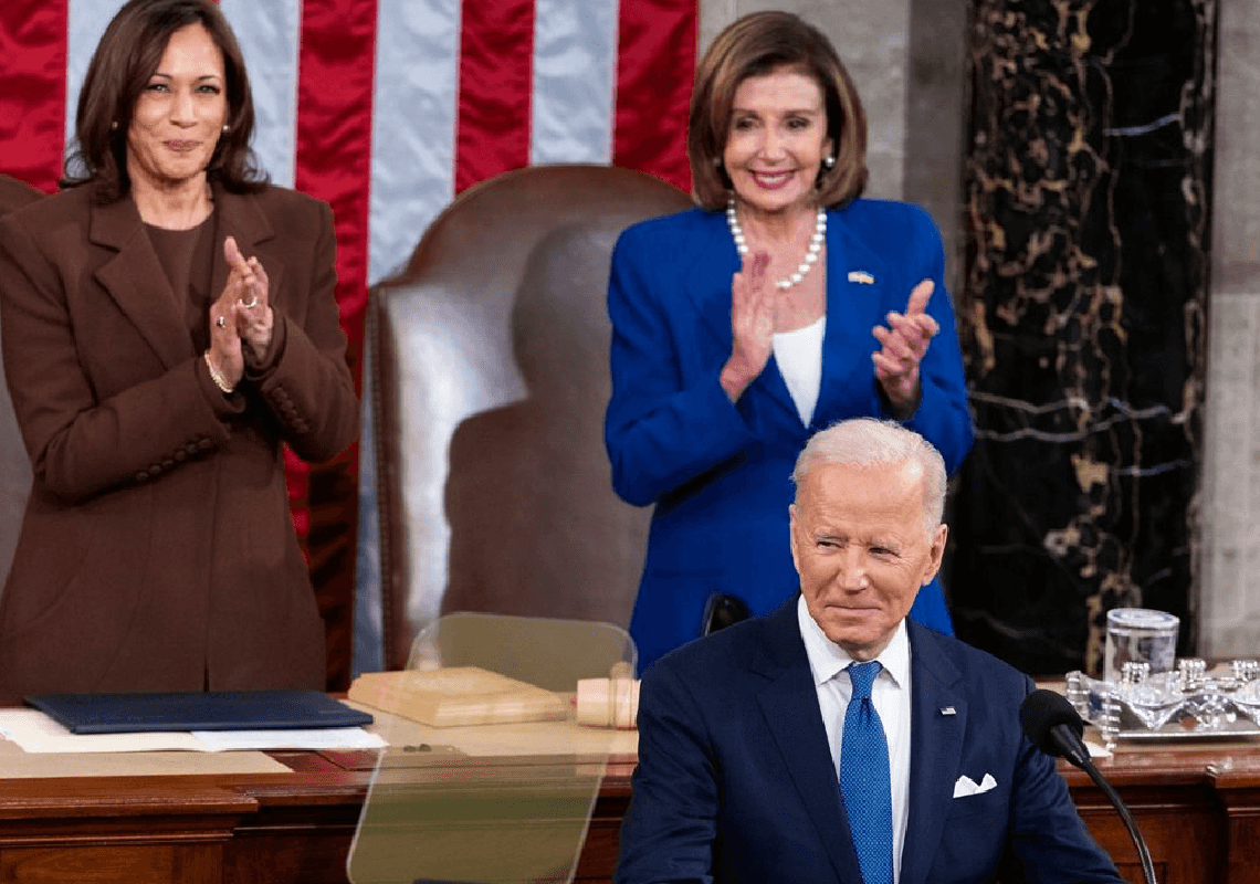 ננסי פלוסי מאשימה את האריס ב"ניצול" פרישתו של ביידן