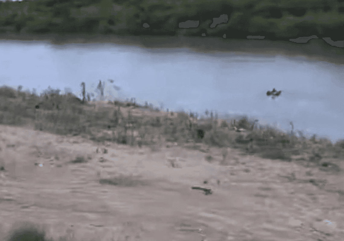 תיעוד מהגבול: ילד נסחף בנהר הריו גרנדה - כדי להיכנס לארה"ב 