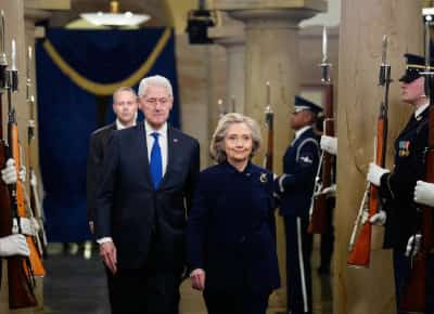 ועדת הפיקוח ממליצה להעמיד את ביל והילרי קלינטון לדין בטענת זלזול — והוויכוח סביב אפשטיין מתפוצץ מחדש