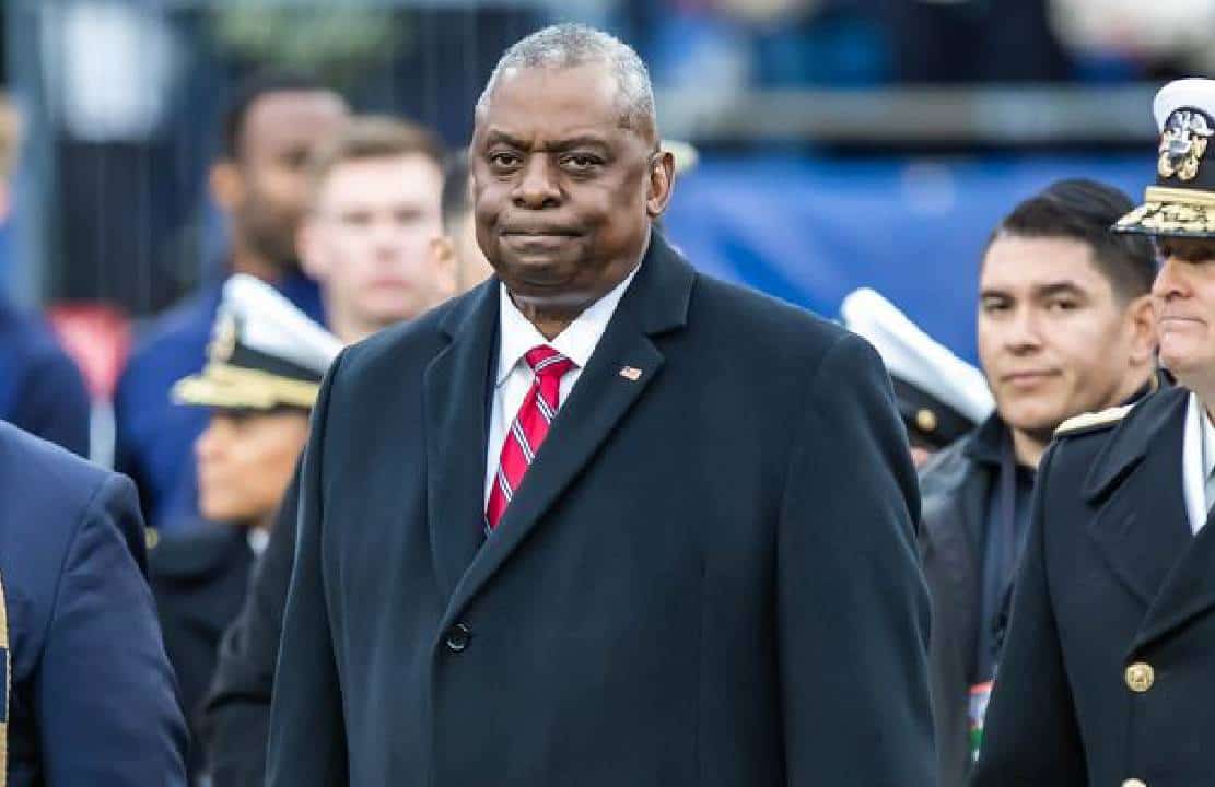 "אובחן עם סרטן בדצמבר, עבר ניתוח, סבל מסיבוך, ואושפז מחדש": פרטים חדשים נחשפו על מצבו של שר ההגנה שנקרא להתפטר