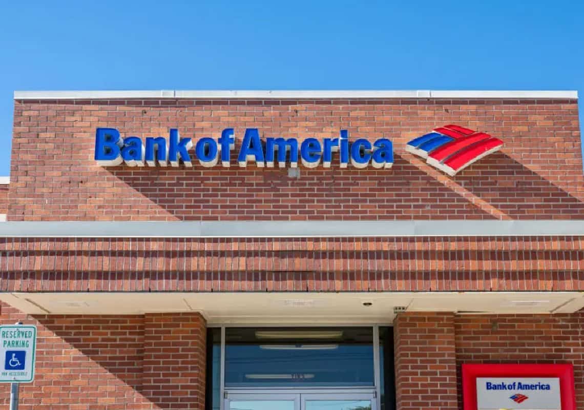 בגלל המתנה ממושכת: תושבת לוס אנג'לס זרקה בקבוק תבערה בבנק