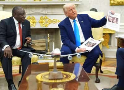 אמבוש דיפלומטי בבית הלבן: טראמפ הציג לנשיא דרום אפריקה סרטונים "הקוראים לרצוח לבנים"