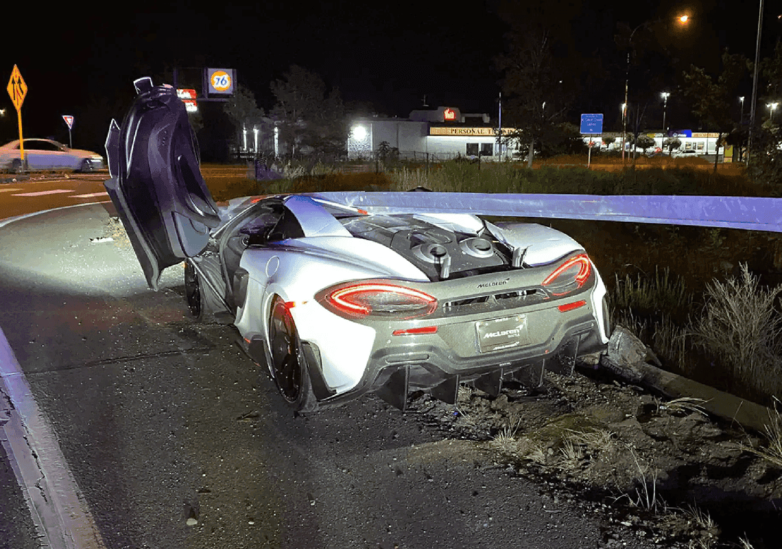 השוטרים בוושינגטון נדהמו לגלות: מכונית ספורט יוקרתית הרוסה מתחת למעקה הבטיחות