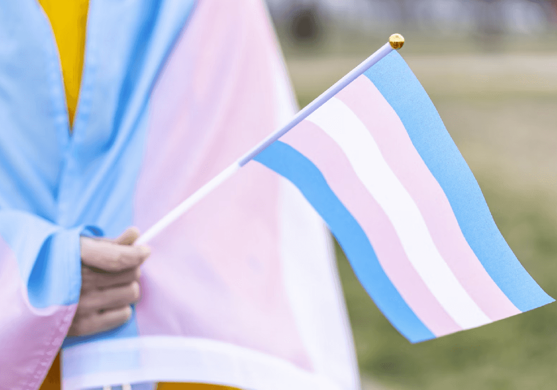 ברקע זכייתו של טראמפ: מושל אילינוי מבטיח לשמר את הליכי ההתאמה המגדרית לצעירים