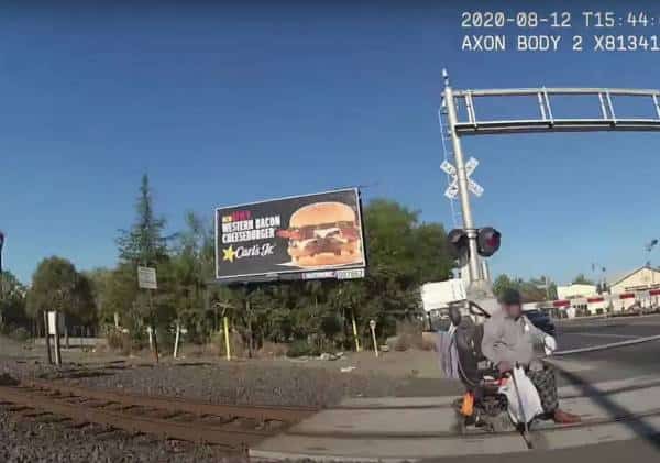צפו ברגעי החרדה: רכבת דהרה לעבר נכה בכיסא גלגלים, שוטרת לא היססה להתערב