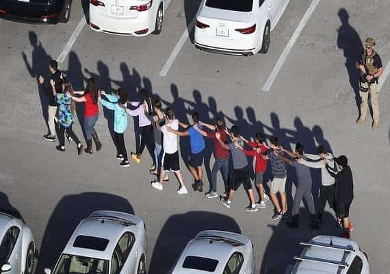 אחרי הטבח הקטלני בפארקלנד, בפלורידה מנסים להפיק לקחים עם הידע שצברו בקולרדו בעקבות הירי בקולומביין