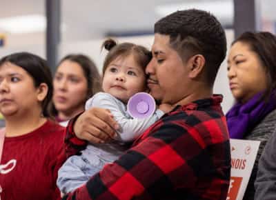 תינוקת בת שנה רוססה בגז פלפל על ידי סוכני הגירה בשיקגו